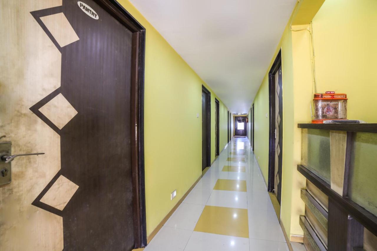 Oyo 69877 Hotel Sarthi Residency Ahmedabad Exterior foto