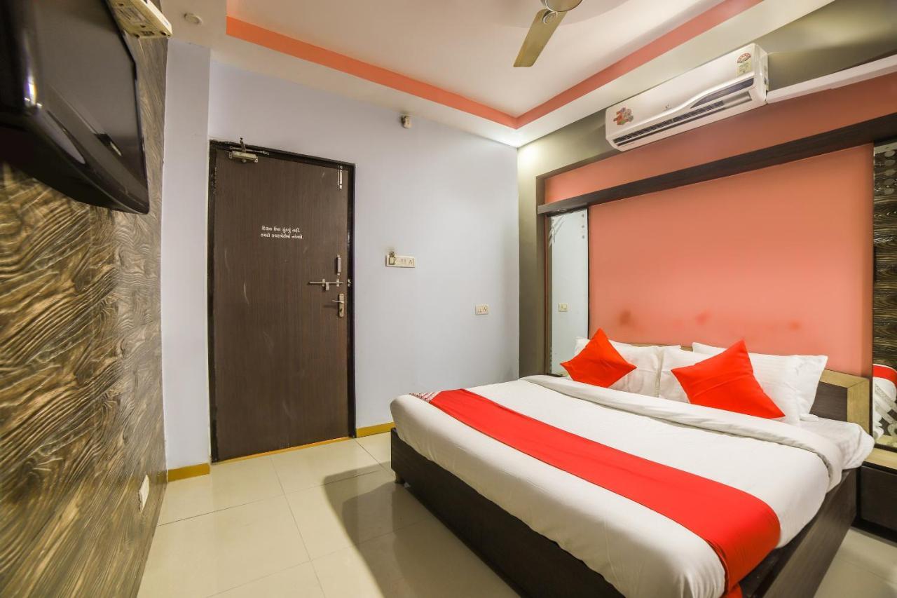 Oyo 69877 Hotel Sarthi Residency Ahmedabad Exterior foto